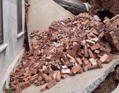 Hà Nội: Đường làng bỗng nhiên nứt gãy, nhà hai tầng lún sâu vào lòng đất