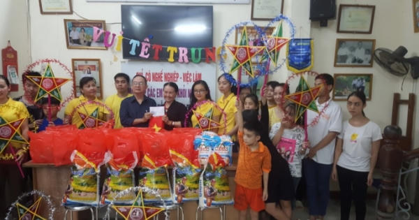 Thanh thiếu niên Phật tử chùa Quán Sứ tặng quà trung thu tại Bệnh viện Nhi Trung ương Thanh thiếu niên Phật tử chùa Quán Sứ tặng quà trung thu tại Bệnh viện Nhi Trung ương