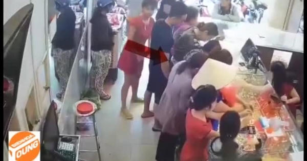 "Nữ quái" trà trộn tiệm vàng, nhanh tay "nhét" vàng vào túi