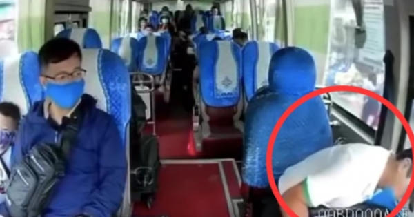 Video: Tài xế xe khách đột quỵ gồng mình đánh lái ô tô, đảm bảo an toàn cho nhiều hành khách