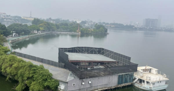 Tây Hồ (Hà Nội): Nhà hàng Bay Buffet ngang nhiên sửa chữa trái phép trên lòng hồ Tây