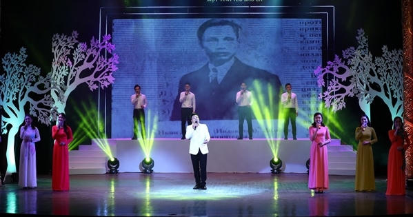 Cảm xúc với chương trình nghệ thuật 'Bác Hồ một tình yêu bao la'