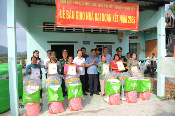 Kiên Giang: Bàn giao 6 căn nhà Đại đoàn kết thuộc chương trình “Xóa nhà tạm, nhà dột nát”