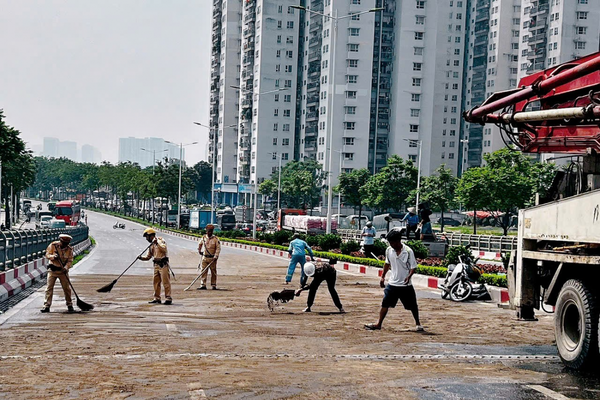 Hà Nội: Cảnh sát giao thông kịp thời xử lý vết dầu loang trên cầu