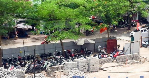 Khuôn viên công trình xây dựng trường học biến tướng thành bãi trông giữ xe