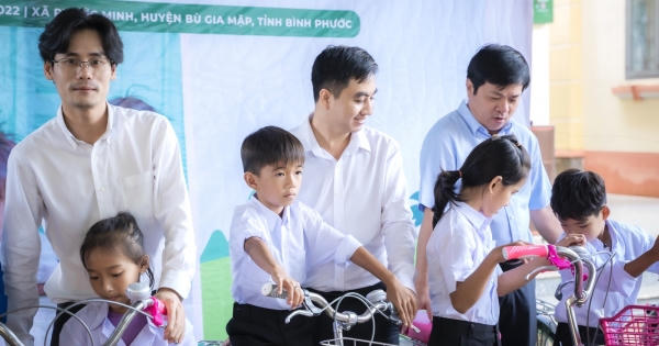Con em Việt kiều Campuchia vui đón “Nụ cười biên giới”