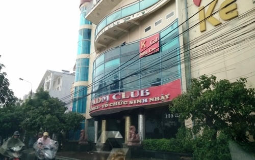 Công an đột kích 2 quán karaoke, bắt hàng chục dân chơi phê ma tuý