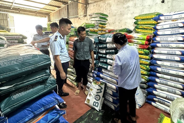 Thái Nguyên: Phát hiện, ngăn chặn 2 tấn phân bón kém chất lượng