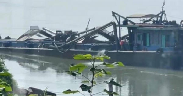 Bắt giam 4 đối tượng khai thác cát trái phép trên sông Đà