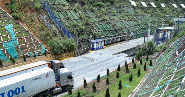 Hàng ngày vẫn có hàng trăm xe nông sản xuất sang Trung Quốc