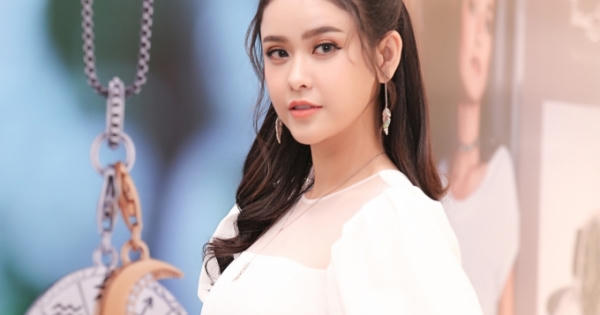 Trương Quỳnh Anh mặc váy David Wong khoe nhan sắc tinh khôi Trương Quỳnh Anh mặc váy David Wong khoe nhan sắc tinh khôi