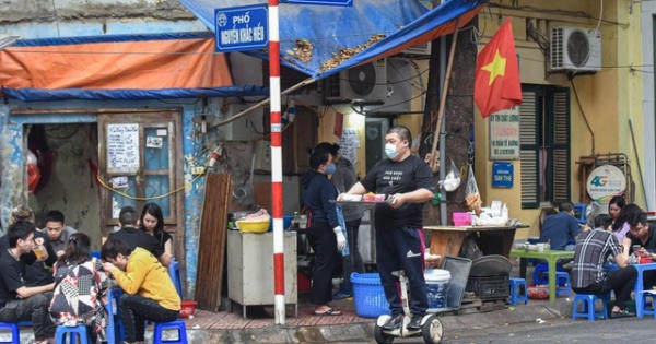 Quán phở Hà Nội ngày bán trăm bát nhờ màn giao hàng "có một không hai"