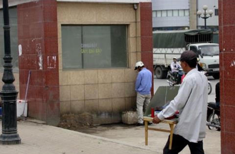 Nhắc nhở đi tiểu bậy, một người bị chém trọng thương