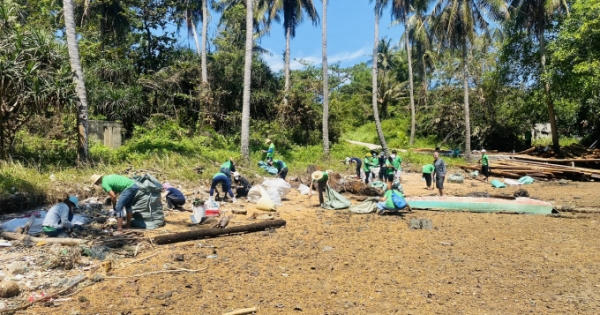 Nhóm bạn trẻ chung tay làm Phú Quốc sạch và xanh hơn Nhóm bạn trẻ chung tay làm Phú Quốc sạch và xanh hơn