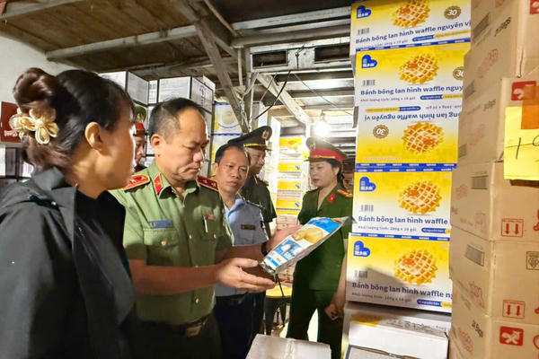 Giám đốc Công an Hà Nội làm việc với cơ sở sản xuất, kinh doanh tại làng nghề La Phù