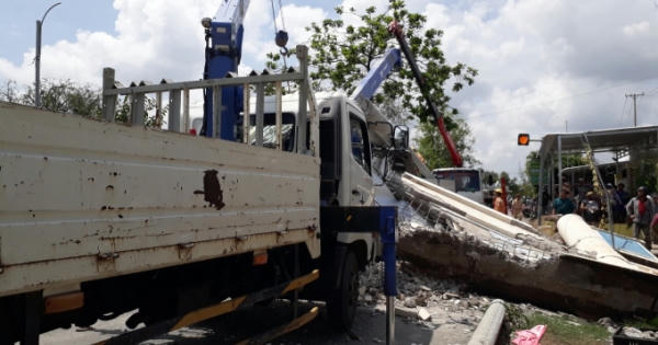 Bạc Liêu: Tài xế lái xe sửa chữa điện kéo sập cổng chào đã tử vong