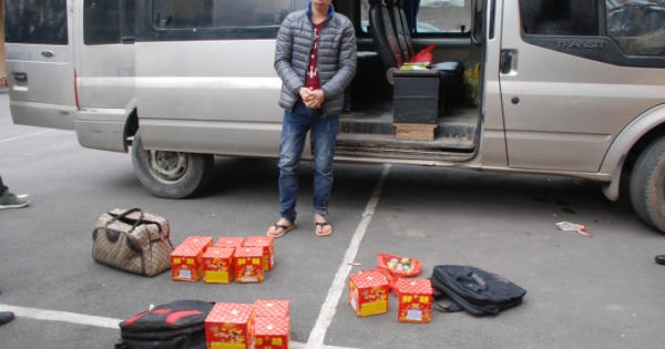 Cảnh sát giao thông Công an tỉnh Bắc Giang bắt 2 đối tượng vận chuyển hơn 25kg pháo