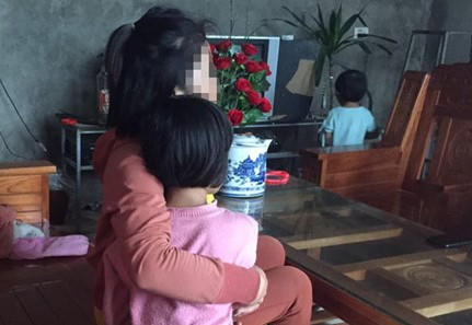 Sang nhà cụ ông hàng xóm, mẹ hoảng hồn khi thấy con gái không mặc quần