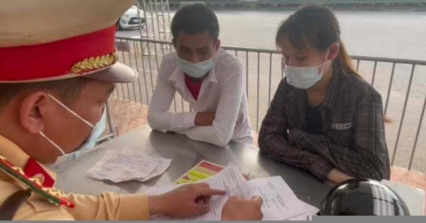 Hà Nội: Phát hiện đôi nam nữ tự làm nhiều giấy đi đường để thông chốt
