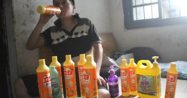 Chàng trai mắc bệnh lạ, mỗi lần uống hết nửa chai nước tẩy rửa