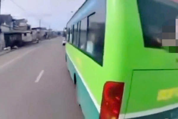 CSGT Đồng Nai lập biên bản, xử phạt tài xế xe buýt lấn làn, vượt ẩu trên QL20 CSGT Đồng Nai lập biên bản, xử phạt tài xế xe buýt lấn làn, vượt ẩu trên QL20