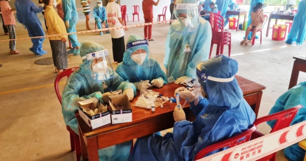 Hàng trăm sinh viên Đại học Nguyễn Tất Thành chung tay cùng TP HCM chống dịch Hàng trăm sinh viên Đại học Nguyễn Tất Thành chung tay cùng TP HCM chống dịch