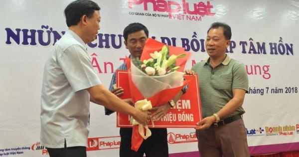 Báo Pháp luật Việt Nam - Ngọn lửa nhỏ góp phần nhân rộng tình yêu thương Báo Pháp luật Việt Nam - Ngọn lửa nhỏ góp phần nhân rộng tình yêu thương