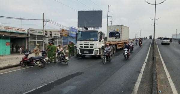 TP HCM: Container va chạm với xe máy, 2 người thương vong