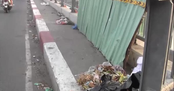 Những cây cầu ngập rác tại TP Hồ Chí Minh Những cây cầu ngập rác tại TP Hồ Chí Minh