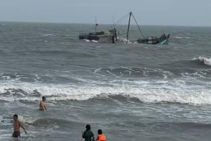Bà Rịa – Vũng Tàu: Kịp thời cứu sống 7 thuyền viên trong vụ chìm tàu cá ven bờ
