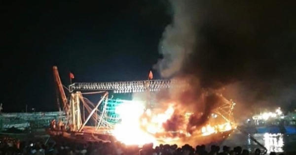 Lửa cháy dữ dội bao trùm tàu cá khi đang neo đậu tại cảng Lửa cháy dữ dội bao trùm tàu cá khi đang neo đậu tại cảng