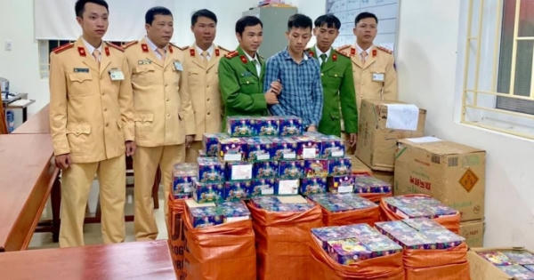Bắt xe khách biển Lào vận chuyển gần 1 tấn pháo nổ
