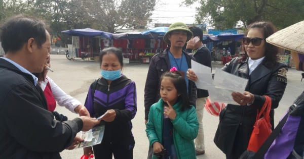 Ninh Bình: Tự chụp ảnh rồi đeo bám, ép khách du lịch phải mua