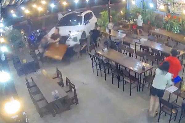 Người đàn ông ở Gia Lai lao ô tô vào quán nhậu khiến 2 người thương vong