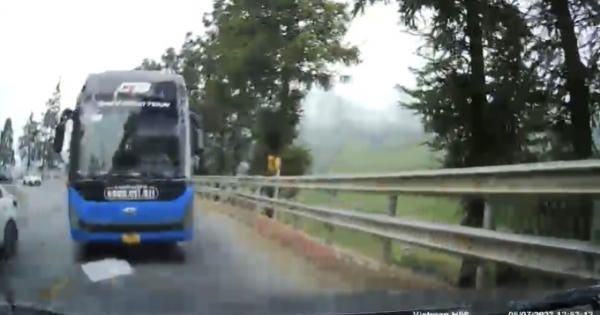 Lào Cai: Hoảng hồn cảnh xe khách “G8 SAPA OPEN TOUR” vượt ẩu suýt đấu đầu xe con trên quốc lộ 4D Lào Cai: Hoảng hồn cảnh xe khách “G8 SAPA OPEN TOUR” vượt ẩu suýt đấu đầu xe con trên quốc lộ 4D