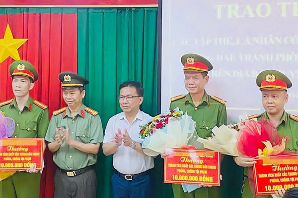 Khen thưởng đột xuất lực lượng phá nhanh vụ đột nhập trộm cắp nhiều tài sản có giá trị ở Long Thành