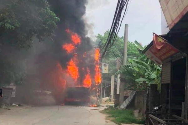 Hà Nội: Xe bus bốc cháy dữ dội, hành khách hoảng loạn tháo chạy