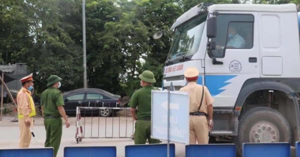 Vĩnh Phúc: Khởi tố tài xế cố thủ trên xe để làm ùn tắc chốt kiểm dịch