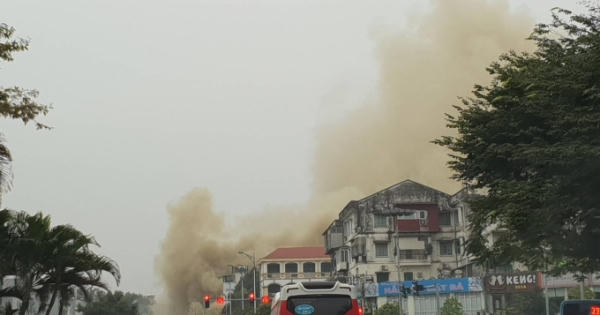 Cháy lớn, cột khói cao 30m bao phủ góc đường Nguyễn Văn Huyên