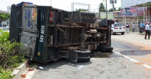“Xe điên” húc nhiều phương tiện lật nhào, tài xế bò ra từ ca bin dập nát “Xe điên” húc nhiều phương tiện lật nhào, tài xế bò ra từ ca bin dập nát