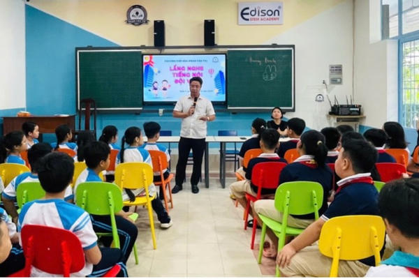 Thầy hiệu trưởng xin đổi hoa 20/11 lấy vở, sữa cho học sinh