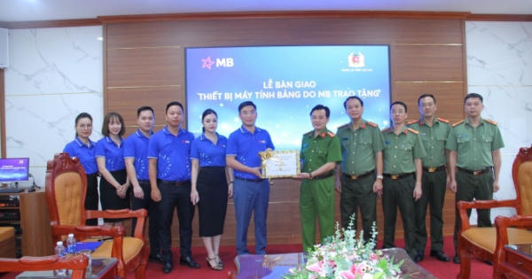 Công an tỉnh Lào Cai tiếp nhận 50 chiếc máy tính bảng phục vụ chuyển đổi số Quốc gia Công an tỉnh Lào Cai tiếp nhận 50 chiếc máy tính bảng phục vụ chuyển đổi số Quốc gia