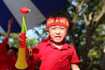 Chùm ảnh: Cổ động viên Cố đô Huế tiếc nuối sau loạt sút luân lưu