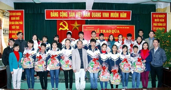 Tết ấm cho học sinh nghèo nơi ngoại thành Hà Nội