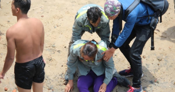 Nữ công nhân gào khóc trên bờ khi con trai tắm sông mất tích