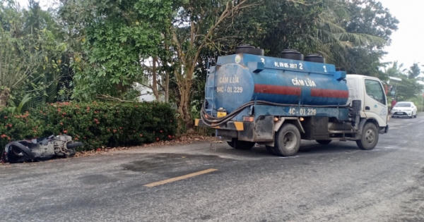 Xe bồn chở nguyên liệu va chạm với 2 xe mô tô, khiến 2 người tử vong