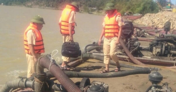 Hà Tĩnh: Bắt giữ 2 sà lan đang "ăn cát" trên sông Lam