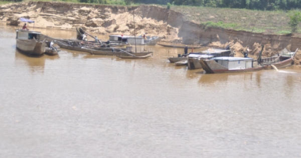 Huế: "Để xảy ra khai thác cát trái phép, người đứng đầu địa phương phải chịu trách nhiệm"