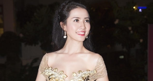 Phan Thị Mơ lần đầu tiên hở bạo đi sự kiện