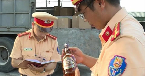PC67 Công an Thanh Hóa bắt giữ 420 chai rượu ngoại nhập lậu